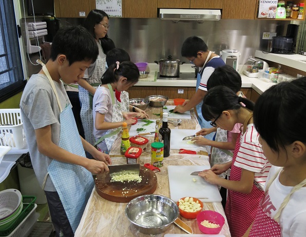 不同年齡的參加者合力烹調食物和清理廚房。