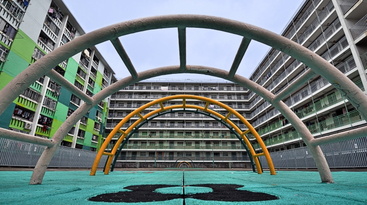 The Rainbow Bridge by Siu-tung Taken from a low angle, the Rainbow Bridge stands out in the photo with estate buildings as a backdrop. This is Nam Shan Estate’s most iconic check-in spot.