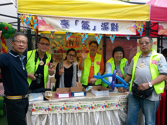 The two volunteers are devoted to volunteering services of The Salvation Army (1st left and 3rd left).