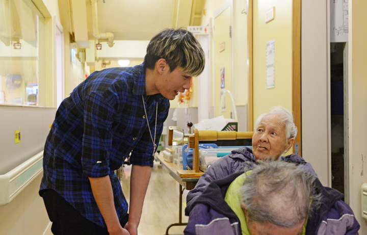 Before doing the haircut, Ka-ho takes it seriously and communicates with the elders on their requirement.