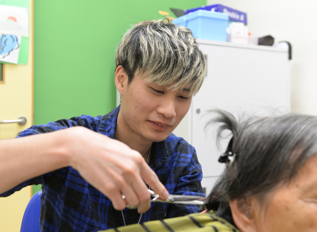 Ka-ho gives free haircuts to grassroots elderly, showing his care by action
