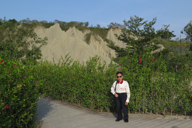 Among the many scenic spots, Uncle Ming likes the Moon World behind him in particular.