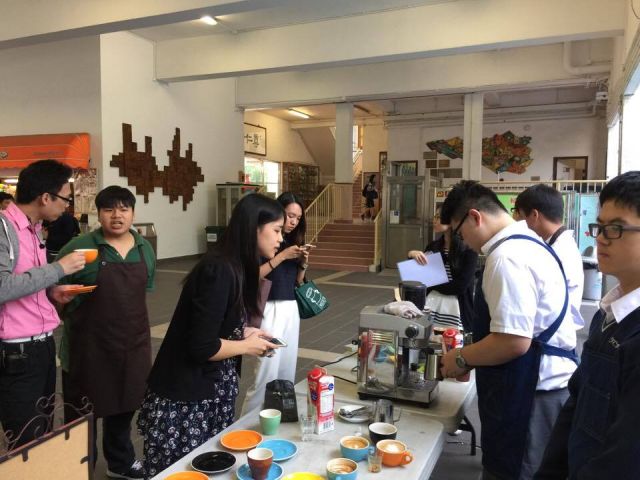 The apprentices hold a coffee-making activity at school to share their growth experience with the teachers, students and parents.