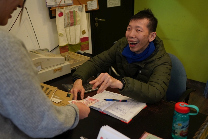 Rehab trainee Mak Kai-shun (Kai) works as a salesperson at the Talent Shop under Heng On, being responsible for different tasks.