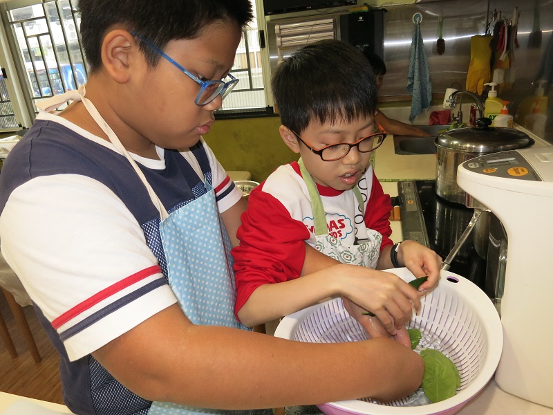 Chi-hang learns to work together with others during the cooking activities.