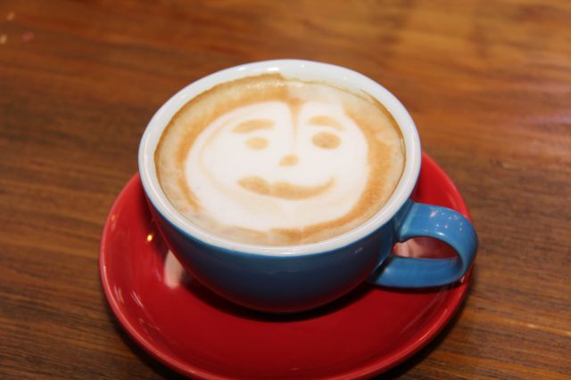 Man-hon enjoys creative latte art. Here is one of his works of ‘grimace’.
