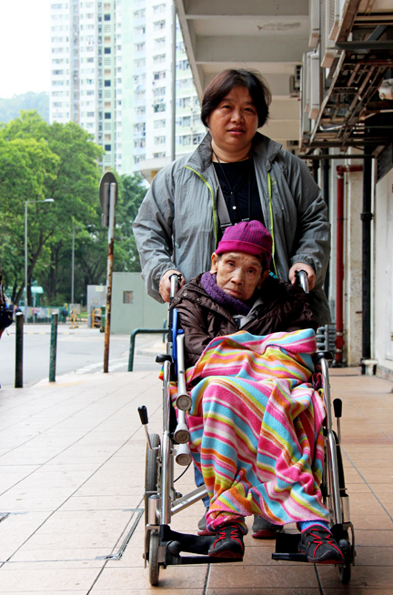 Since Madam Tsang needs not go to the hospital so often, her daughter-in-law can always visit her.