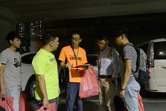 Every time before their visits, the nurse (middle) or social workers of The Salvation Army Integrated Service for Street Sleepers briefs volunteers about the situation of the homeless people.