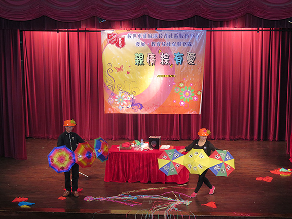 Chi-keung and Wai-ching prepare colourful magic show props. Every performance is ﬁlled with laughter of the elderly audience.