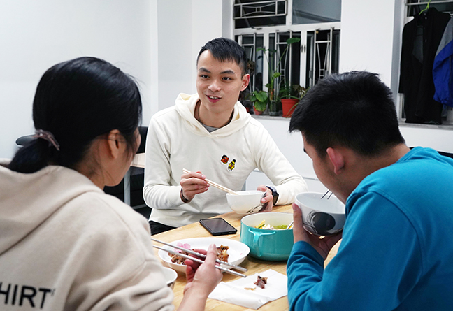 阿芳會主動烹調大家的晚餐，彼此坐下來閒話家常，是增進溝通的重要時間。