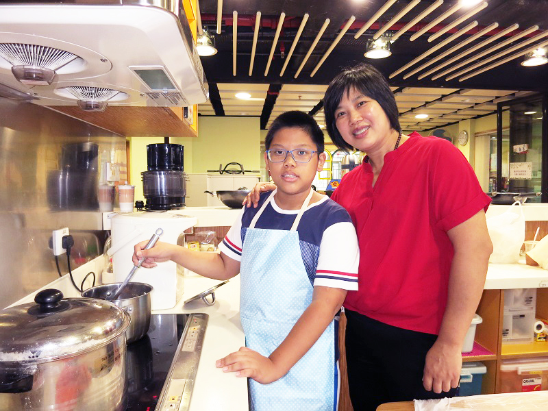 Understanding his mother’s (right) hardship, Chi-hang (left) now takes the initiative to do household chores as a contribution to the family.