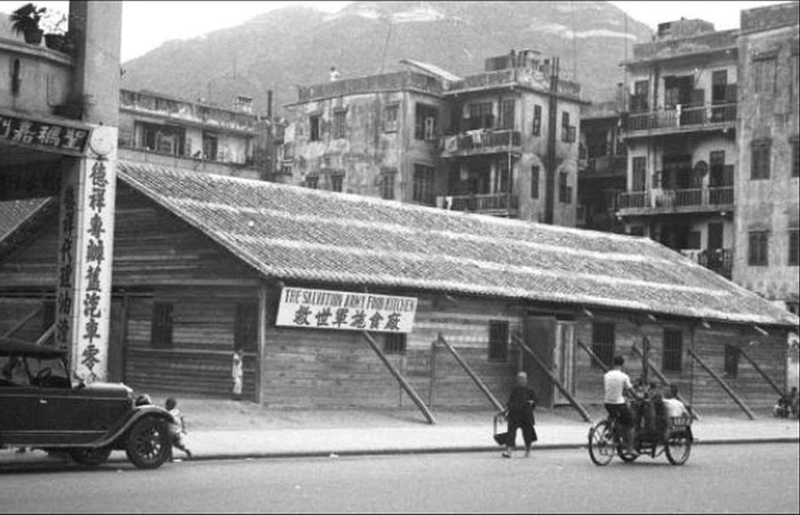 本軍在灣仔塔建施食廠，每天派發食物給貧苦大眾。