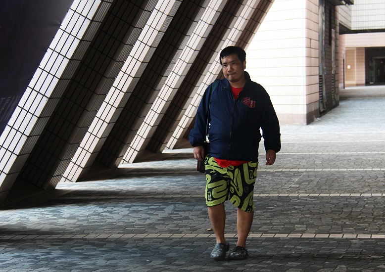 Ah-Man used to sleep in the dark corners outside the Hong Kong Cultural Centre. He feels strange while revisiting the old place. Right now, he just wants to lead a new life.