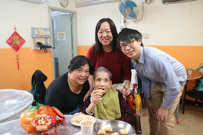 During the Chinese New Year in 2016, Madam Tsang made festive food with her family and the social worker.