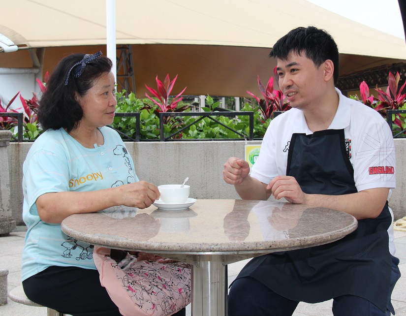 His mother is deeply relieved to see Kin become more self-confident and high-spirited. She continues to support him as he develops his talent.