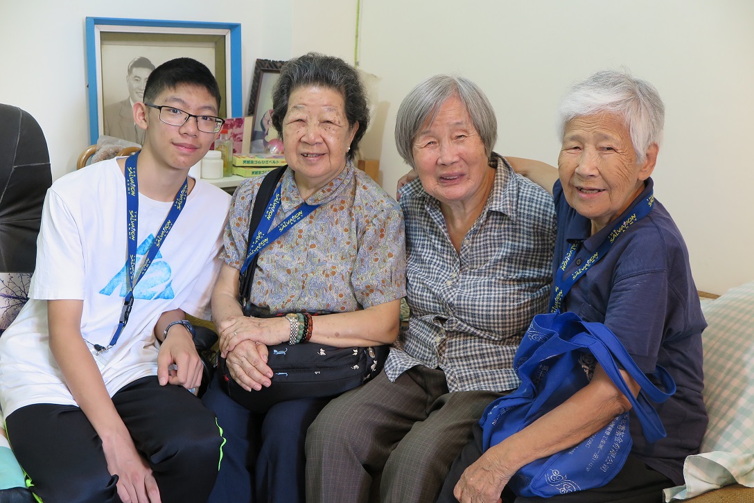 蔡婆婆不願跟子女在外地生活，但自言獨居也很開心，因為時常有義工探望她。