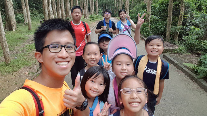 Volunteer team ‘YND Meanies’ lead children to pick up litter and make an effort to protect the nature.