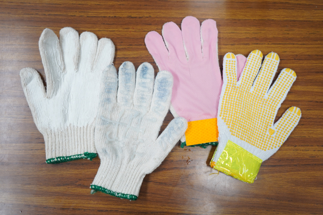 「掏保手套」經過四次改良，右一為現時版本，可抵禦一般的利器，避免使用者雙手受傷。