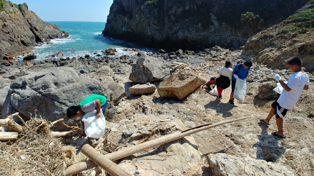 Led by social workers, they made an effort for a better environment in Hong Kong by picking up litter on Tung Lung Island.
