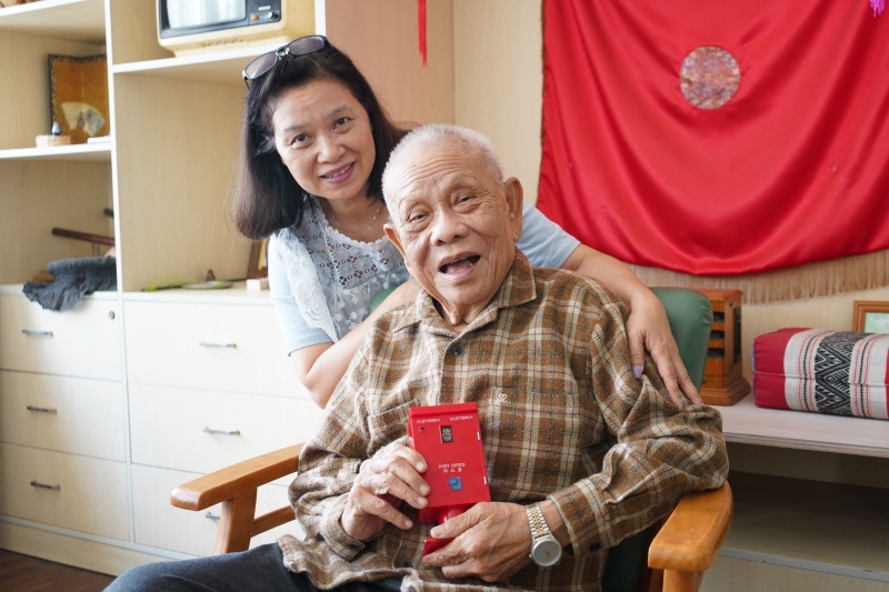 Uncle Tong’s daughter is proud of her father and always visits him at the residential care home.