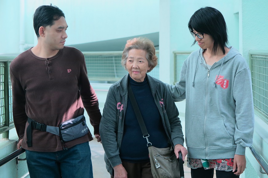 Yiu-kwong’s mother, a tired-looking woman in her 70s, walked slowly with crutches and accompanied her son into The Salvation Army Lai King Home. Taking care of her autistic son all by herself, the single mother found the burden so heavy to be taken up alone, having no one to share with. She could not but suffer in silence.