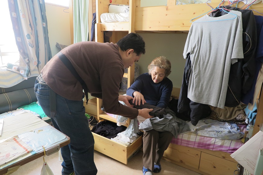 For many years, his mother has taken up all the housework; now Yiu-Kwong helps with simple chores.