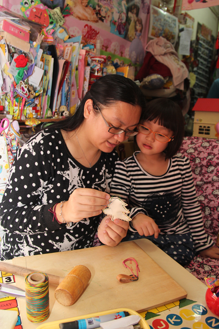 Rachel turns her home into a little workshop where she can take care of her daughter while making craftworks.