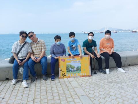 學員與親屬們一起欣賞維港景色。