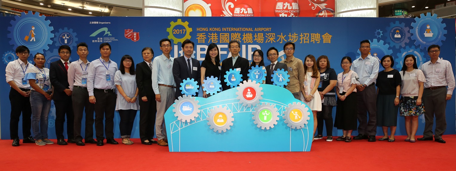 Group photo of officiating guests of the opening ceremony of the ‘Hong Kong International Airport Sham Shui Po Career Expo 2017’, Sham Shui Po District Councillors and representatives from the airport and the aviation industry