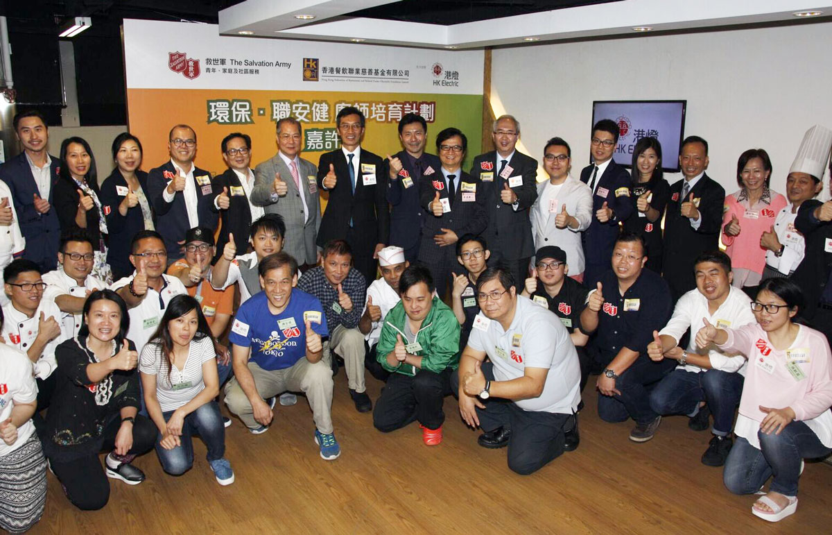 A group photo of guests of honour and participants who have completed the training.